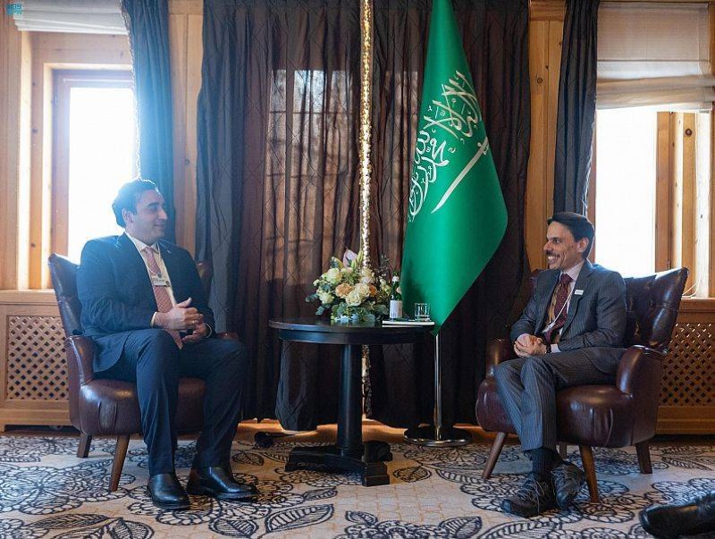الأمير فيصل بن فرحان ملتقيا وزير الخارجية الباكستاني.