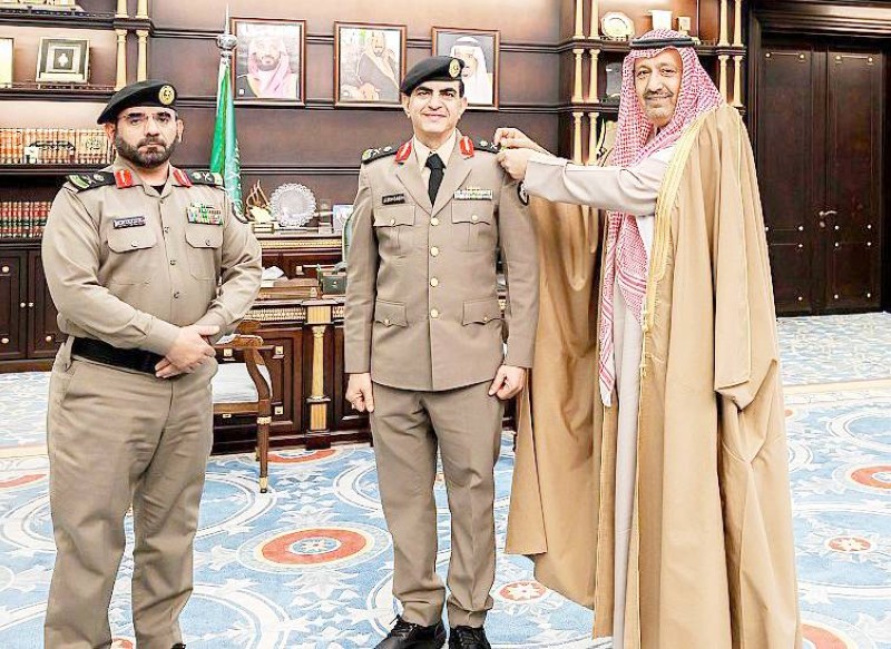 



الأمير حسام بن سعود مقلداً اللواء المطرفي. (واس)