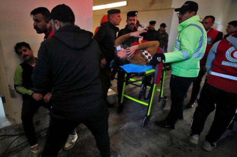 مصابون ينقلون إلى أحد المستشفيات بعد التدافع الذي شهدته البصرة