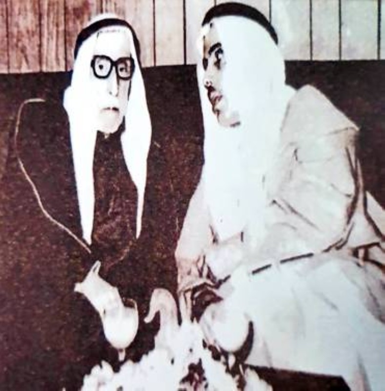 



البسام في السبعينات مع السفير السعودي لدى البحرين محمد بن عبدالله الفضل.