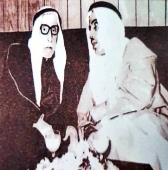 



البسام في السبعينات مع السفير السعودي لدى البحرين محمد بن عبدالله الفضل.