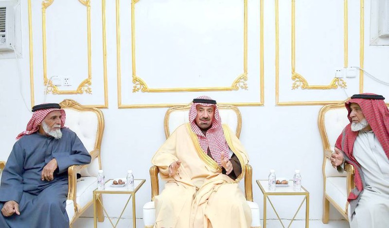



الأمير جلوي بن عبدالعزيز مقدماً التعازي أمس. (واس)