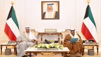 ولي العهد الكويتي مستقبلا رئيس مجلس الوزراء.