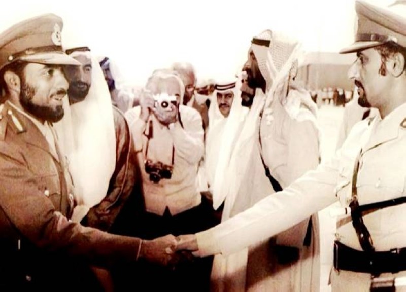 



الشيخ زايد يقدم القاسمي لسلطان عمان الراحل قابوس في أبوظبي سنة 1976.