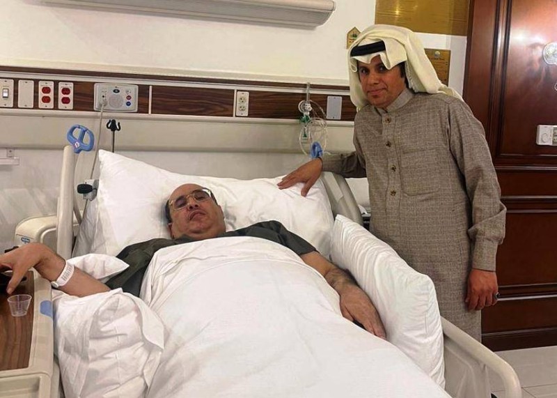 الزميل عبدالرحمن الحجاب خلال زيارته منصور البلوي في المستشفى. (عكاظ)