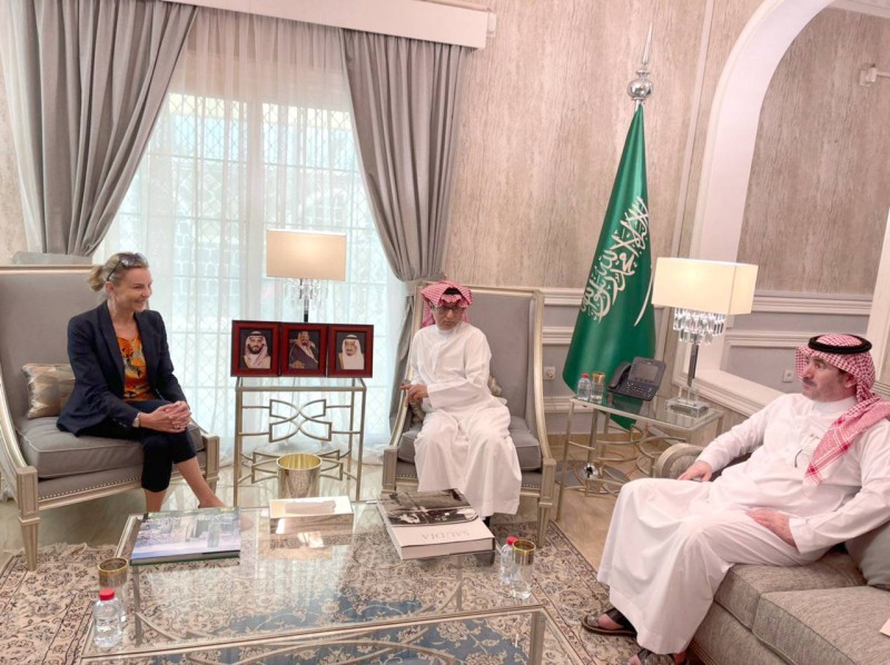 



السفير السعودي في مباحثات مع الدكتورة ورديت. (موقع السفارة)