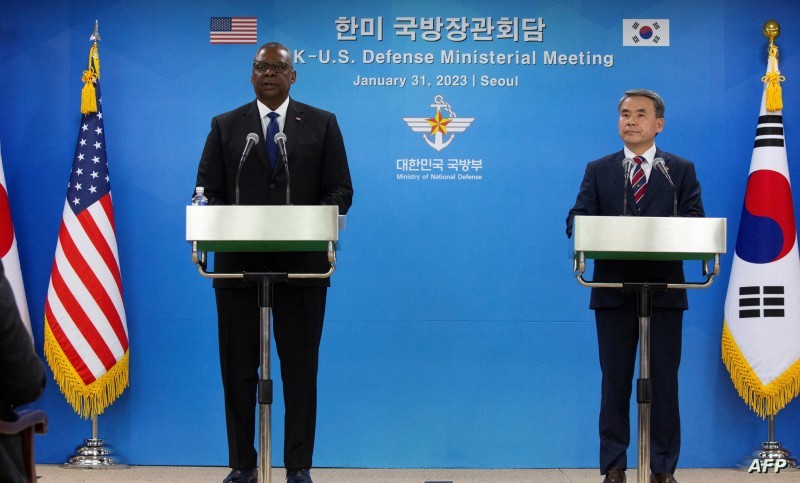  وزير الدفاع  الأمريكي لويد أوستن ونظيره الكوري الجنوبي لي جونغ سوب خلال مؤتمر صحفي في سيول .