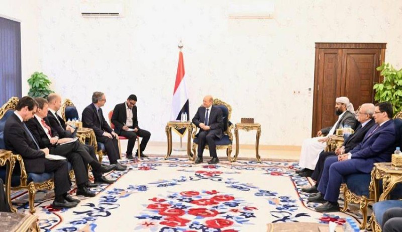 رئيس مجلس القيادة الرئاسي خلال لقائه بعثة سفراء الاتحاد الأوروبي لدى اليمن.