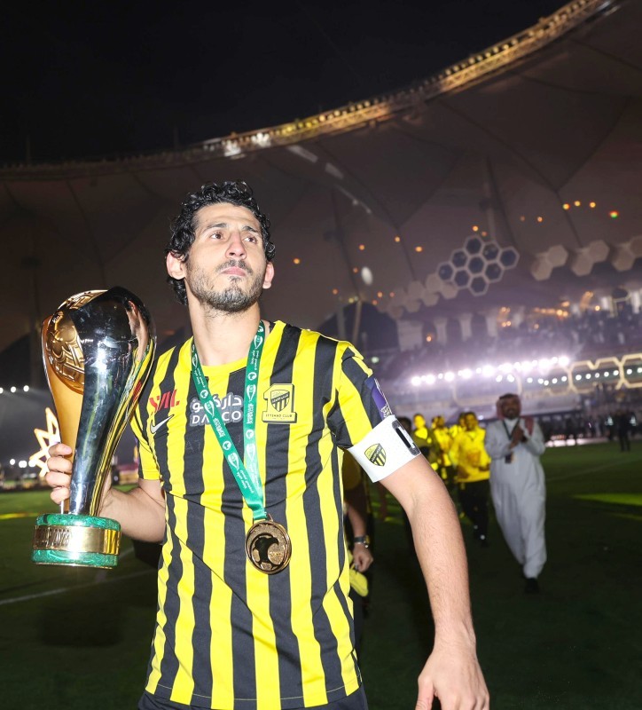 



كابتن الاتحاد أحمد حجازي حاملاً كأس السوبر.