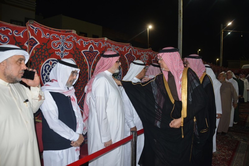 الأمير عمرو محمد الفيصل مقدماً واجب العزاء.(تصوير: عبدالسلام السلمي)