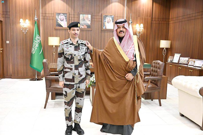 



الأمير عبدالعزيز بن سعد مقلداً الثقفي رتبته الجديدة. (واس)