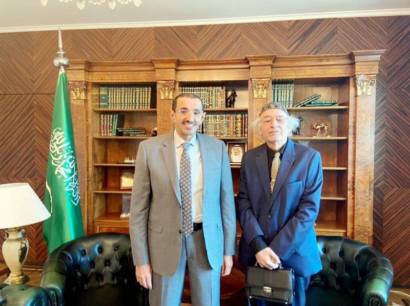 



الجصاني مع السفير السعودي في براغ.