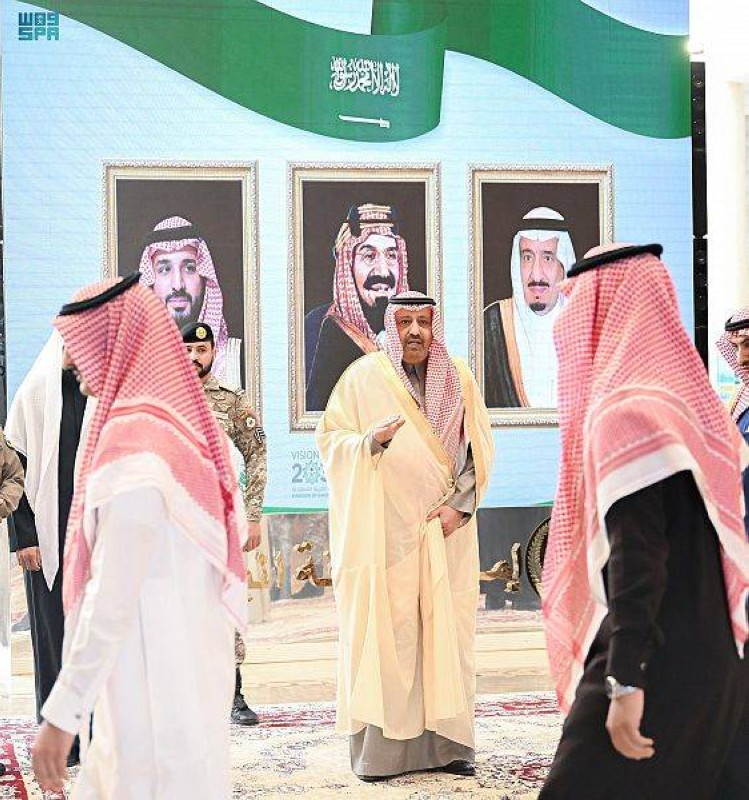 الأمير حسام بن سعود مستقبلا المعزين . (واس)