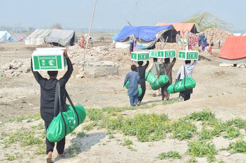 



مواطنون باكستانيون يحملون المساعدات الإنسانية والإغاثية السعودية. (واس)