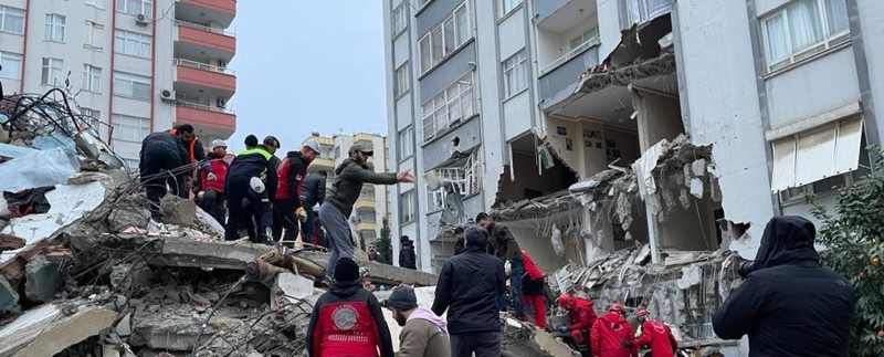 فرق أنقاذ تركية تحاول انتشال الضحايا