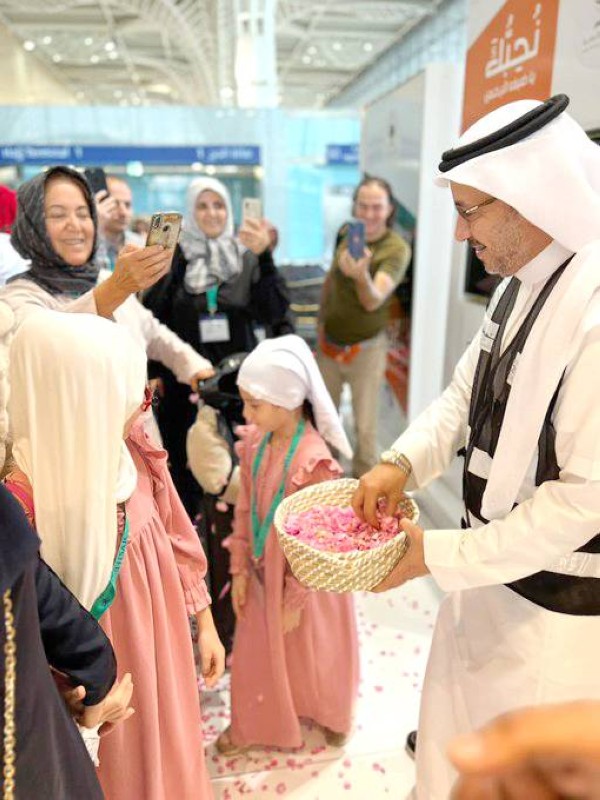 



معتمرة تسجل بجوالها لحظة وصولها مطار الأمير محمد بن عبدالعزيز بالمدينة.