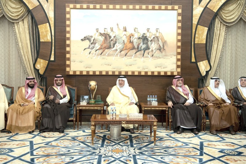 



الأمير خالد الفيصل خلال استقباله فريق نادي الاتحاد بمناسبة تحقيقه بطولة السوبر السعودي.