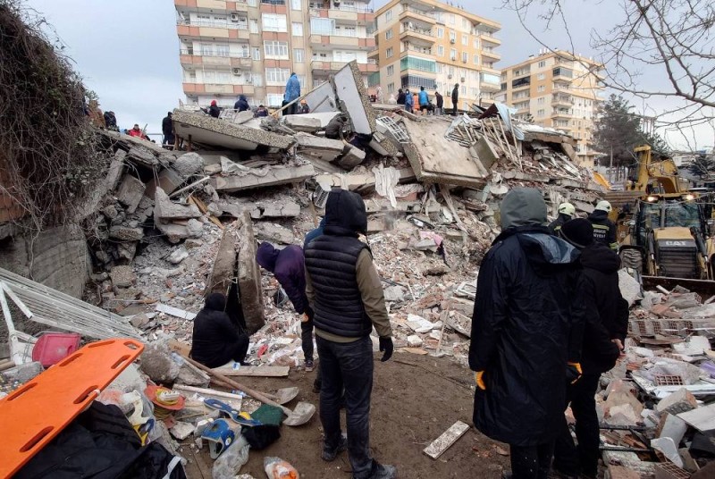 آثار مدمرة خلّفها زلزال تركيا.. أسفرت عن آلاف الضحايا والمصابين