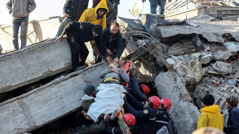 تواصل عمليات إنقاذ العالقين تحت الأنقاض في تركيا