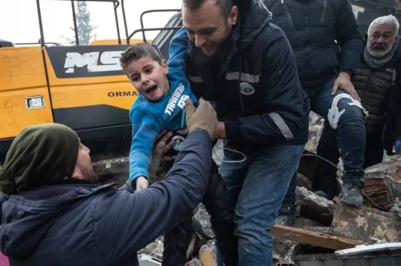 أحد الأطفال الناجين من الزلزال في سورية عقب إنقاذه بعد 52 ساعة قضاها تحت الأنقاض.