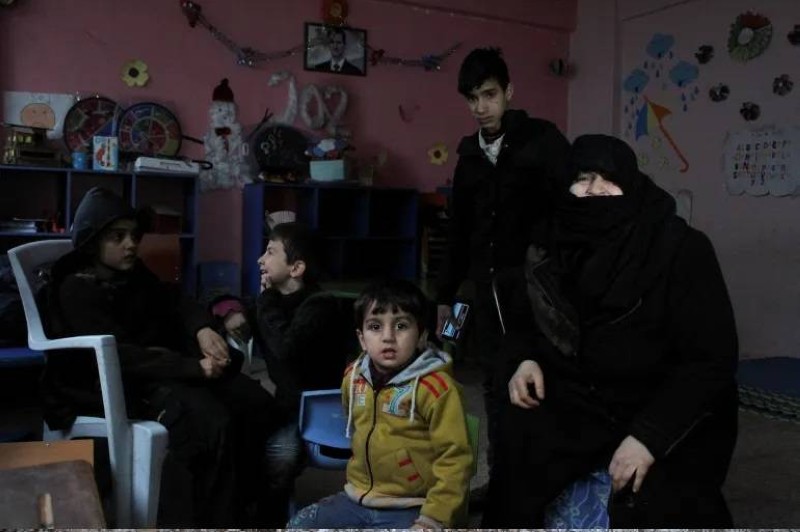أسرة حلبية اضطرت للعيش بمدرسة بعدما فقدت منزلها جراء الزلزال.