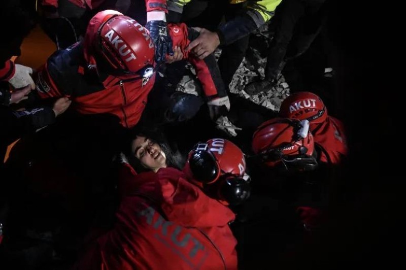 سيدة وطفلها تم إنقاذهما في تركيا عقب 45 ساعة من وقوع الزلزال المدمر