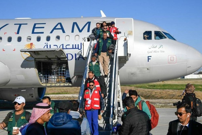 وصول فرق الإنقاذ والإغاثة السعودية إلى مطار أضنة التركي