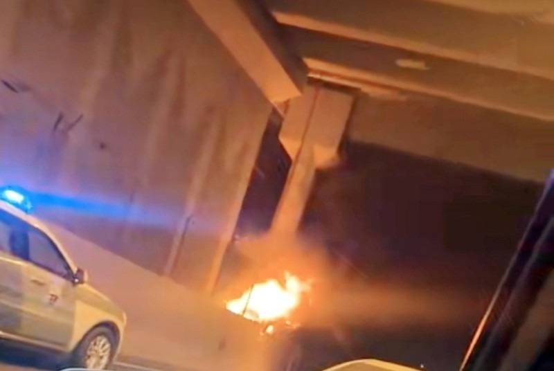 النيران تشتعل في السيارة التي سقطت داخل حرم سكة قطار الحرمين. (عكاظ)