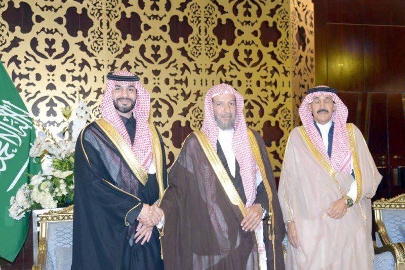 



الشيخ سعد الشثري مهنئاً العريس ووالده.