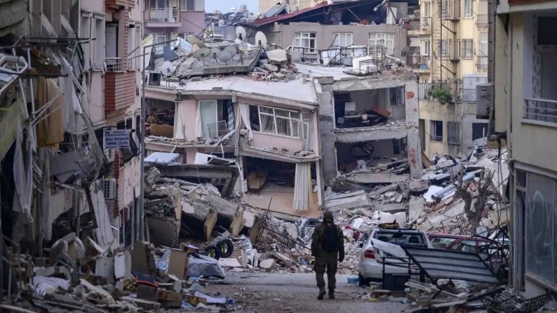 مبانٍ دمرها الزلزال في تركيا.