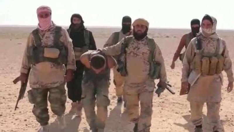 تنظيم داعش الإرهابي يختطف المدنيين.
