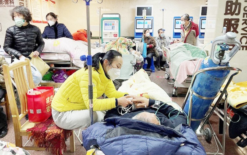 



مرضى يرقدون على أسرّة ونقّالات في أحد مشافي شنغهاي مطلع يناير 2023. (وكالات)