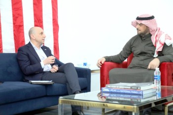 القنصل الأمريكي أسعد فارس يتحدث إلى الزميل حسن باسويد.