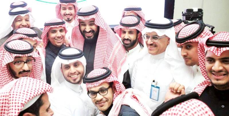 



شباب سعوديون في صورة جماعية مع الأمير محمد بن سلمان.