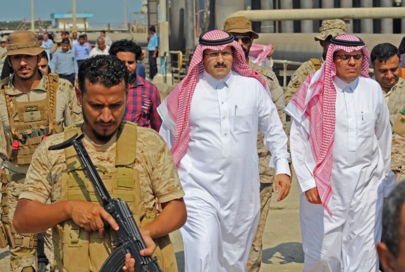 السفير محمد آل جابر في إحدى جولاته باليمن.