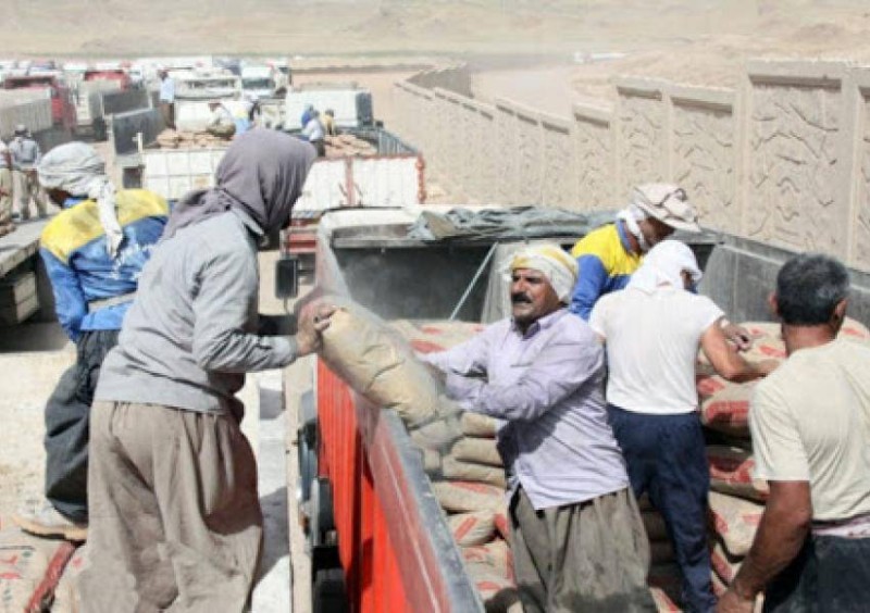 عمال إيرانيون يهربون إلى العراق