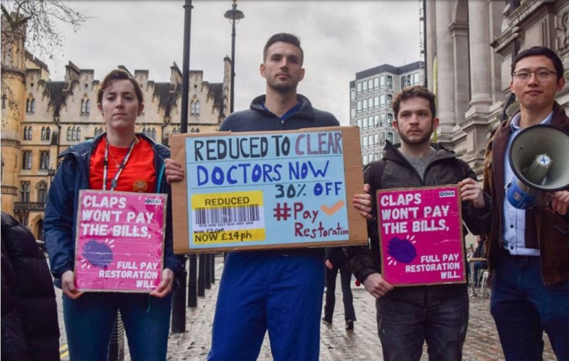 قرر صغار أطباء بريطانيا الدخول في سلسلة إضرابات للمطالبة بتحسين أجورهم. (وكالات)