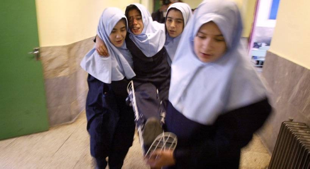 طالبات إيرانيات أصبن بالتسمم في إحدى المدارس بطهران