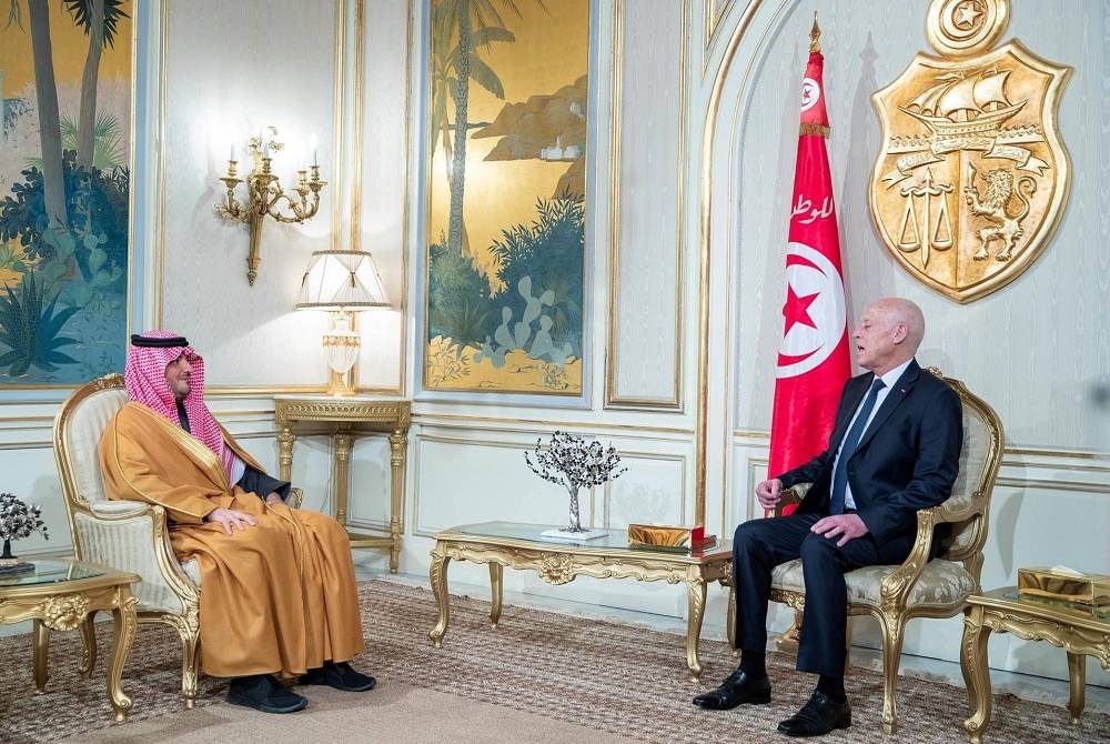 الرئيس التونسي مستقبلا وزير الداخلية الأمير عبدالعزيز بن سعود بن نايف