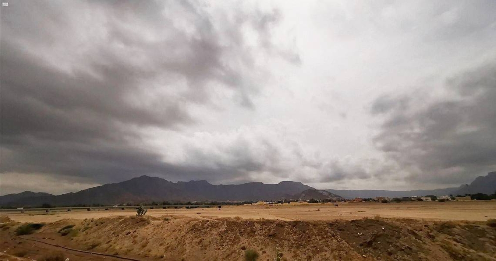 



الغيوم في سماء نجران شكلت في الأيام الماضية مع الطبيعة منظراً جمالياً. (واس)