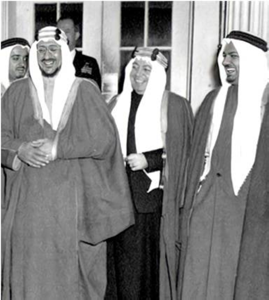 



السفير فقيه يتوسط الملك سعود وعلي رضا في واشنطن عام 1947.