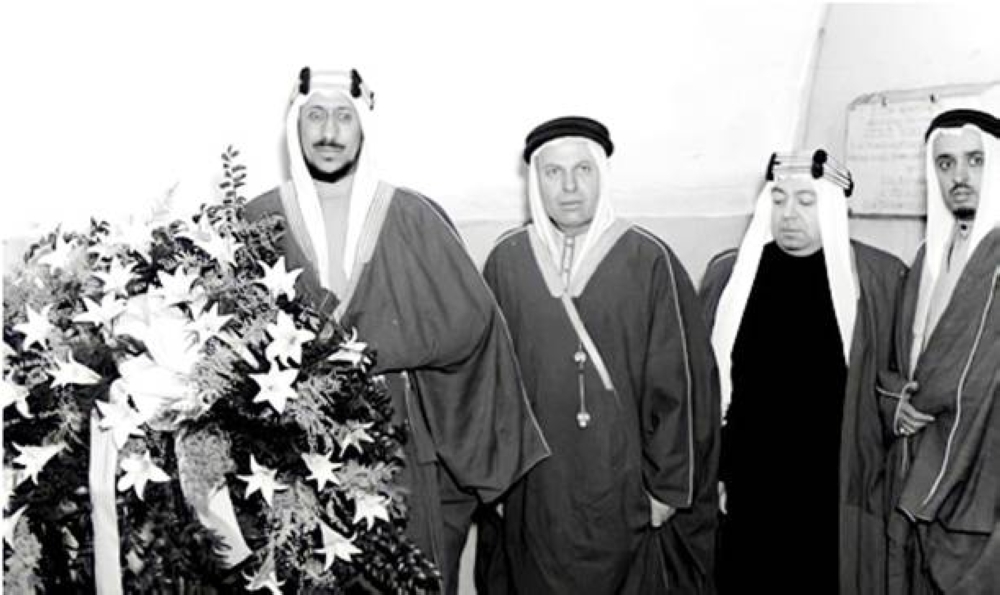



صورة من زيارة ولي العهد الأمير سعود لواشنطن عام 1947، ويبدو فيها السفير فقيه متوسطاً حمد السليمان وفؤاد حمزة.