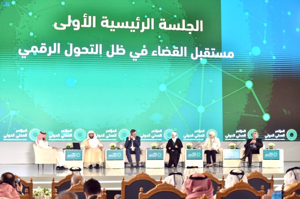 



وزير العدل خلال تدشينه أمس أعمال المؤتمر العدلي الدولي في الرياض. (واس)