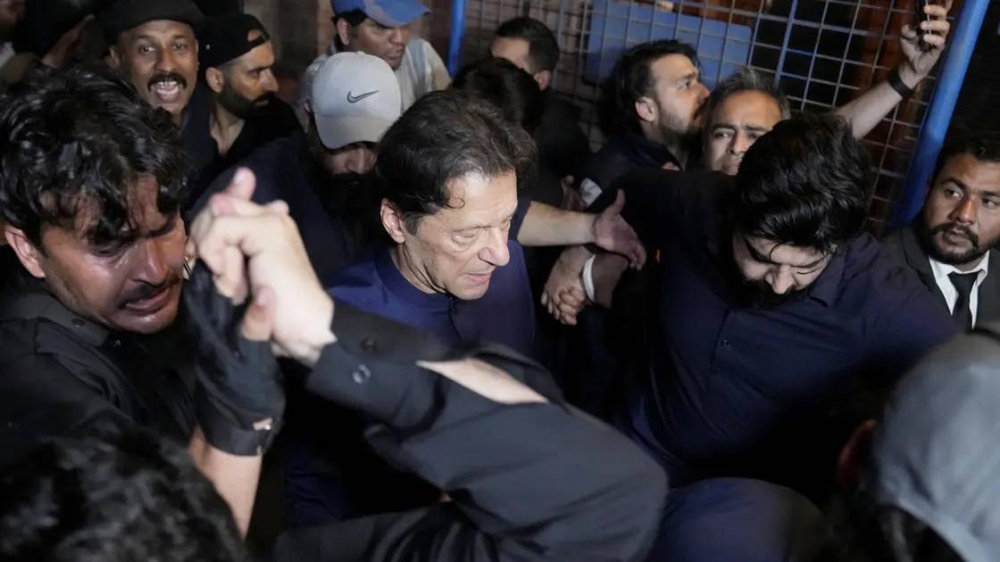 عمران خان عقب خروجه من المحكمة.