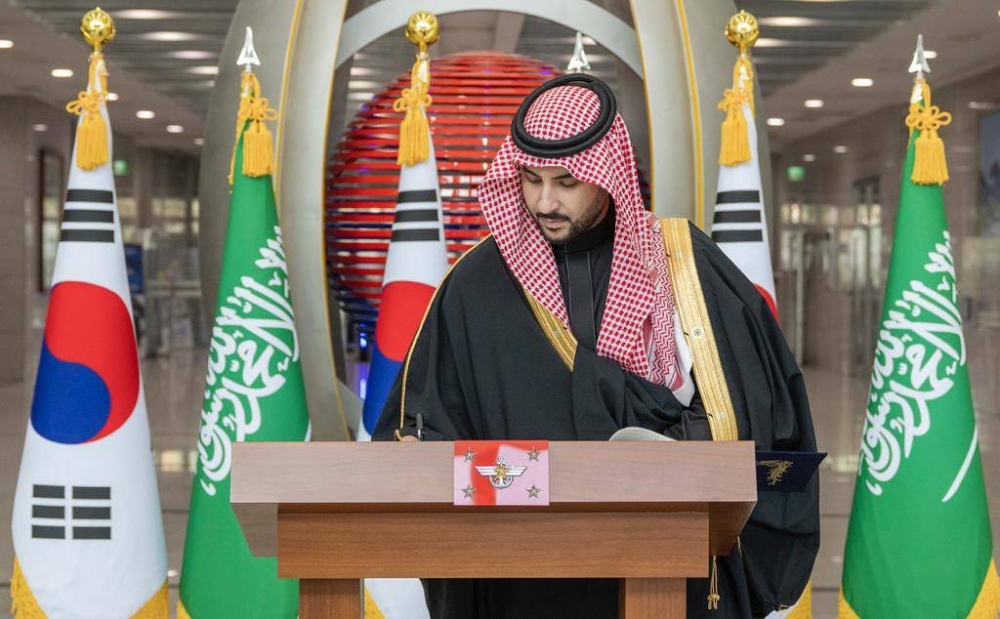 وزير الدفاع الأمير خالد بن سلمان يدوّن كلمة في سجل الزيارات الرسمي