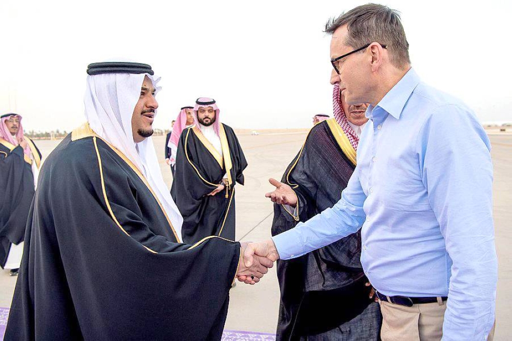 



نائب أمير منطقة الرياض الأمير محمد بن عبدالرحمن بن عبدالعزيز، لدى استقباله رئيس وزراء بولندا، بمطار الملك خالد الدولي.