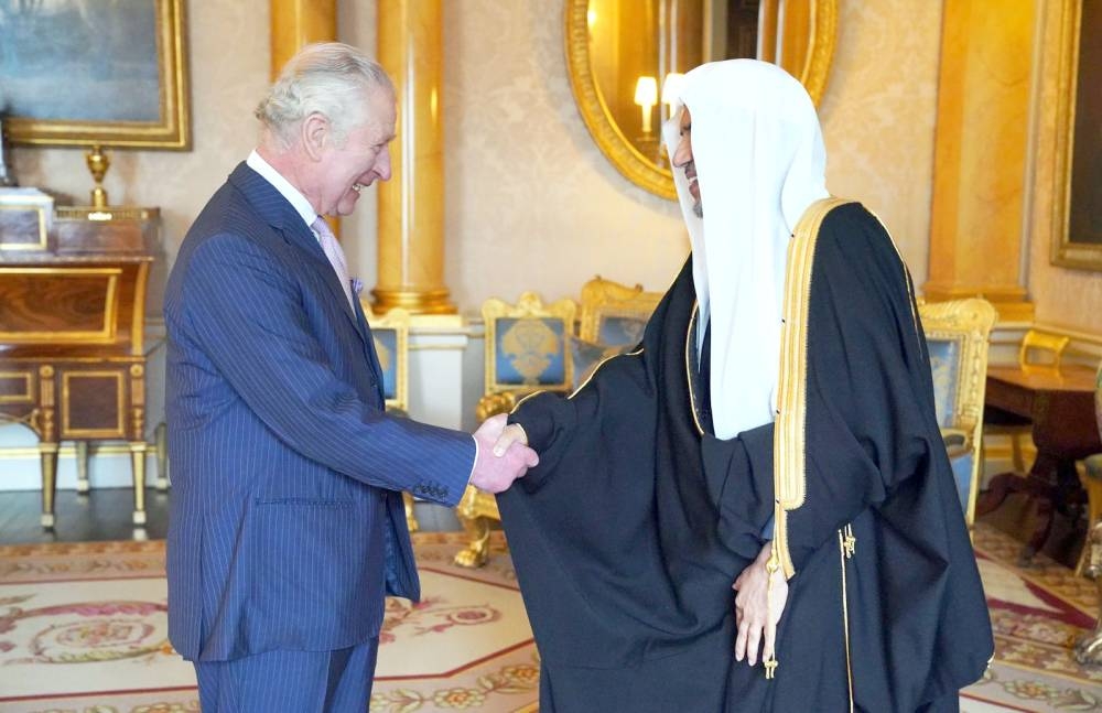 



ملك بريطانيا يستقبل الشيخ محمد العيسى بقصر باكنغهام الملكي في لندن. (عكاظ)