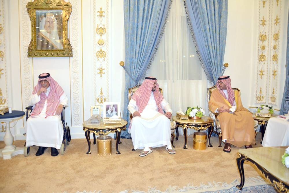 



الأمير سعود بن جلوي معزياً الأمير عبدالله بن خالد ونجله الأمير محمد.
