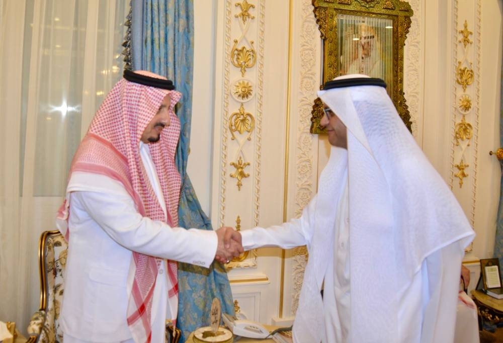 الأمير فيصل بن خالد متلقيا التعازي من الزميل جميل الذيابي. 