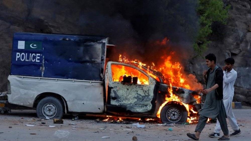 أنصار عمران خان يحرقون سيارة الشرطة.
